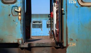 O tânără din Neamţ şi copilul ei au sărit dintr-un tren aflat în mers