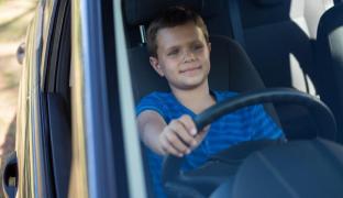 Copil din Tulcea arestat după ce a dat 13 spargeri şi a furat o maşină, cu care s-a plimbat prin oraş