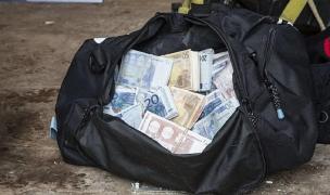 Geantă plină cu bani descoperită de un tânăr în toaleta unui Peco din Făgăraş