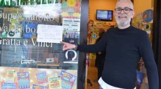 Românul a promis un cadou patronului tutungeriei