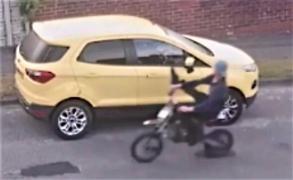 Tânăr pe scuter se distrează rupând oglinzile maşinilor, un şofer vede şi îl spulberă cu maşina (Video)