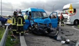 Microbuz cu români spulberat de un TIR pe o şosea din Venezia