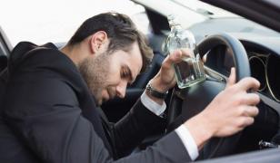 Un şofer beat a cerut ajutorul poliţiştilor pentru a-şi porni maşina