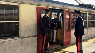 Poliția discută cu un bărbat fără bilet în tren