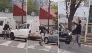 Tânărul drogat traversează o stradă