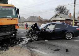 Şofer român de BMW adoarme la volan şi intră în TIR, la Roznov