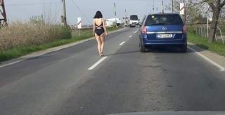 O tânără furioasă, desculţă şi în costum de baie a luat-o pe jos spre casă, pe mijlocul şoselei, la Timişoara