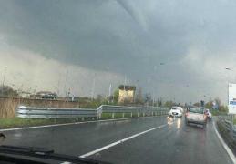 Alertă MAE pentru românii din Grecia. Urmează două zile de furtuni puternice şi ploi torenţiale