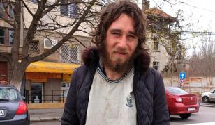 Un om al străzii din Constanţa atacă femei pe stradă