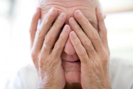 Ruinat şi înşelat în dragoste de o tânără româncă, un bătrânel italian s-a spânzurat în garajul casei