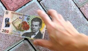 Ploaie de bani la Suceava, după ce mai mulţi oameni au găsit bancnote misterioase de 200 de lei