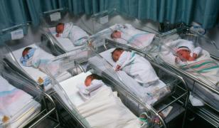 O asistentă a recunoscut că a schimbat 5000 de copii la naştere