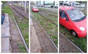 Într-o staţie din Bucureşti, în locul tramvaiului, pe şine a sosit o şoferiţă cu un Matiz roz (Video)