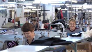 Femeile se vor putea pensiona la 65 de ani, la cerere