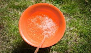 Tânăra din Arad a fost bătută fără milă, cu un lighean, de iubitul ei