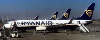 Bărbatul a muşcat o tânără de mână şi a vrut să lovească o stewardeză