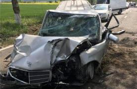 Un şofer care conducea cu viteză o maşină mortuară a provocat un grav accident la Tulcea (Video)
