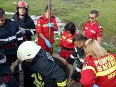 Băieţelul resuscitat ore în şir la Vârşolţ, declarat mort. Copilul s-a înecat după ce a căzut într-o fântână