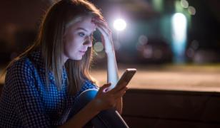 Tânără din Bucureşti, şantajată cu poze indecente de fostul iubit