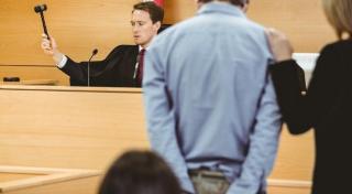 Recidivistul care a bătut şi jefuit un bătrân, iertat de aproape un an de puşcărie, în baza legii recursului compensatoriu