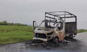 Un şofer din Gorj şi-a dat foc la maşină, cu gândul la banii de CASCO. A rămas fără maşină, fără bani şi are dosar penal (Video)