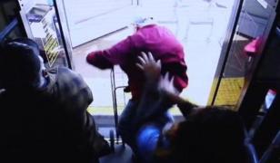 Bătrân mort după ce a fost aruncat din autobuz de o tânără