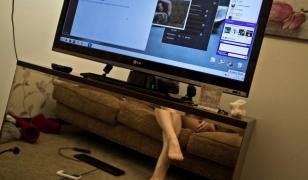 O mamă de 28 ani, din Bucureşti, şi-a batjocorit copiii în direct, pe videochat