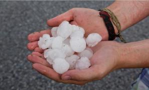 Alertă meteo cu efect imediat. 11 judeţe lovite acum de grindină, vijelii şi ploi puternice