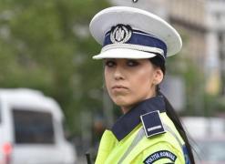 Poliţiştii i-au răspuns unui tânăr de ce a fost amendat pentru că a claxonat o fată, la semafor