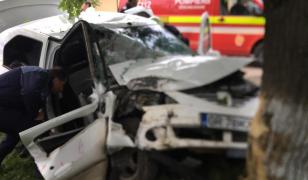Impact devastator în Valea Bujorului, după ce un Logan a intrat cu viteză într-un copac