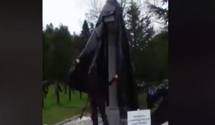 Crucile eroilor români, acoperite cu saci de gunoi