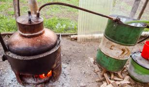 Un tânăr din Simioneşti, Bistriţa, a căzut într-un cazan de ţuică