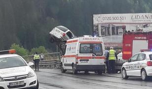 Maşină suspendată la Vama, peste pod