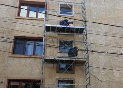 Un muncitor a căzut de la etajul 5, în timp ce lucra la reparaţia unui bloc, în Argeş