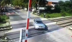 Şofer filmat când rupe bariera de la trecerea la nivel cu calea ferată Andronache