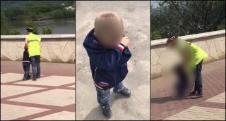 Furioasă din motive numai de ea ştiute, femeia îl loveşte fără milă pe băieţel