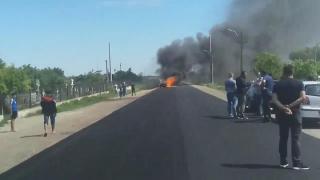 BMW-ul unei tinere a luat foc pe şosea, soferii au tras pe dreapta de teama unei explozii (Video)