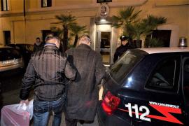 Patronul unei firme din Italia a înjunghiat în gât un angajat român, în faţa tuturor colegilor. Avocat: "O execuţie"