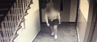 Fata se întorcea de la şcoală când a fost atacată de individ, în scara blocului