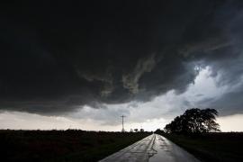 Ploi torenţiale, descărcări electrice, intensificări ale vântului şi grindină, până vineri seară