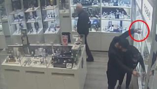 Banda de români jefuiește un magazin de bijuterii