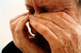 Un bătrân de 65 de ani şi-a batjocorit mama de 93 de ani, la Roznov, în Neamţ