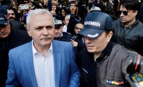 Liviu Dragnea în mijlocul reporterilor, lângă un jandarm