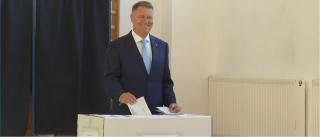 Iohannis a votat fără să fie însoţit de soţia lui
