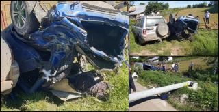 Un autoturism a pierdut controlul direcţiei şi s-a izbit de un stâlp de pe marginea drumului