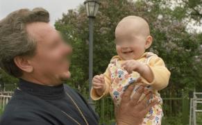 Un preot din Vaslui se judecă cu preoteasa pentru testul de paternitate al copilului. Femeia refuză să-l facă