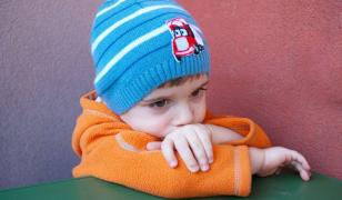 Copil cu autism, dat afară din biserică, la Timişoara: 'Nu aveţi voie cu acest copil!'