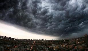 Alertă de vreme severă imediată în Bihor şi Arad, cu ploi torenţiale şi descărcări electrice