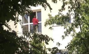 Femeie care amenința că se aruncă de la etajul 10