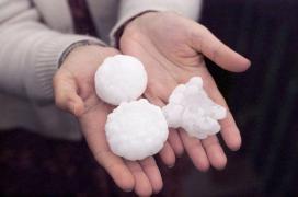 Alertă meteo cu efect imediat. 7 judeţe lovite acum de grindină, vijelii şi furtuni puternice